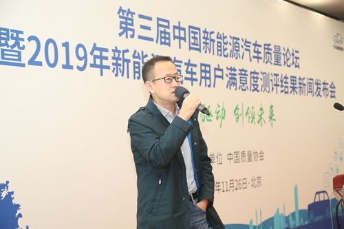 6,、（1）華為技術(shù)有限公司職能座艙規(guī)劃總監(jiān) 潘穎欣《智能網(wǎng)聯(lián)創(chuàng)新用戶體驗(yàn)》.jpg