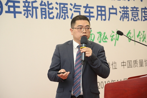 7,、寧德時(shí)代用車(chē)電池系統(tǒng)解決方案部總監(jiān) 項(xiàng)延火《創(chuàng)新-滿足和超越客戶需求》.jpg